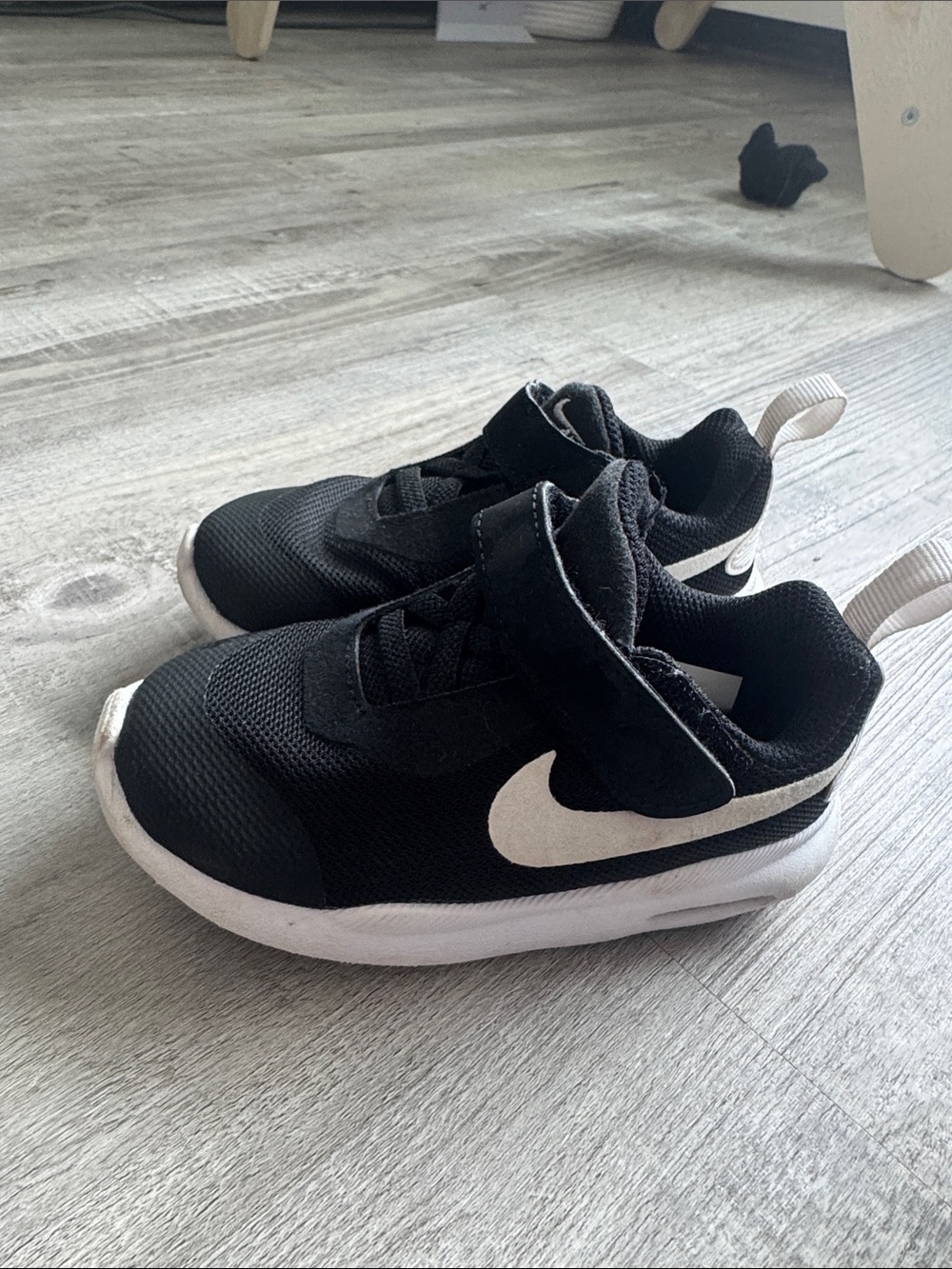 Nike Air toddler shoes size 7 Black and White Velcro Athletic Sneakers